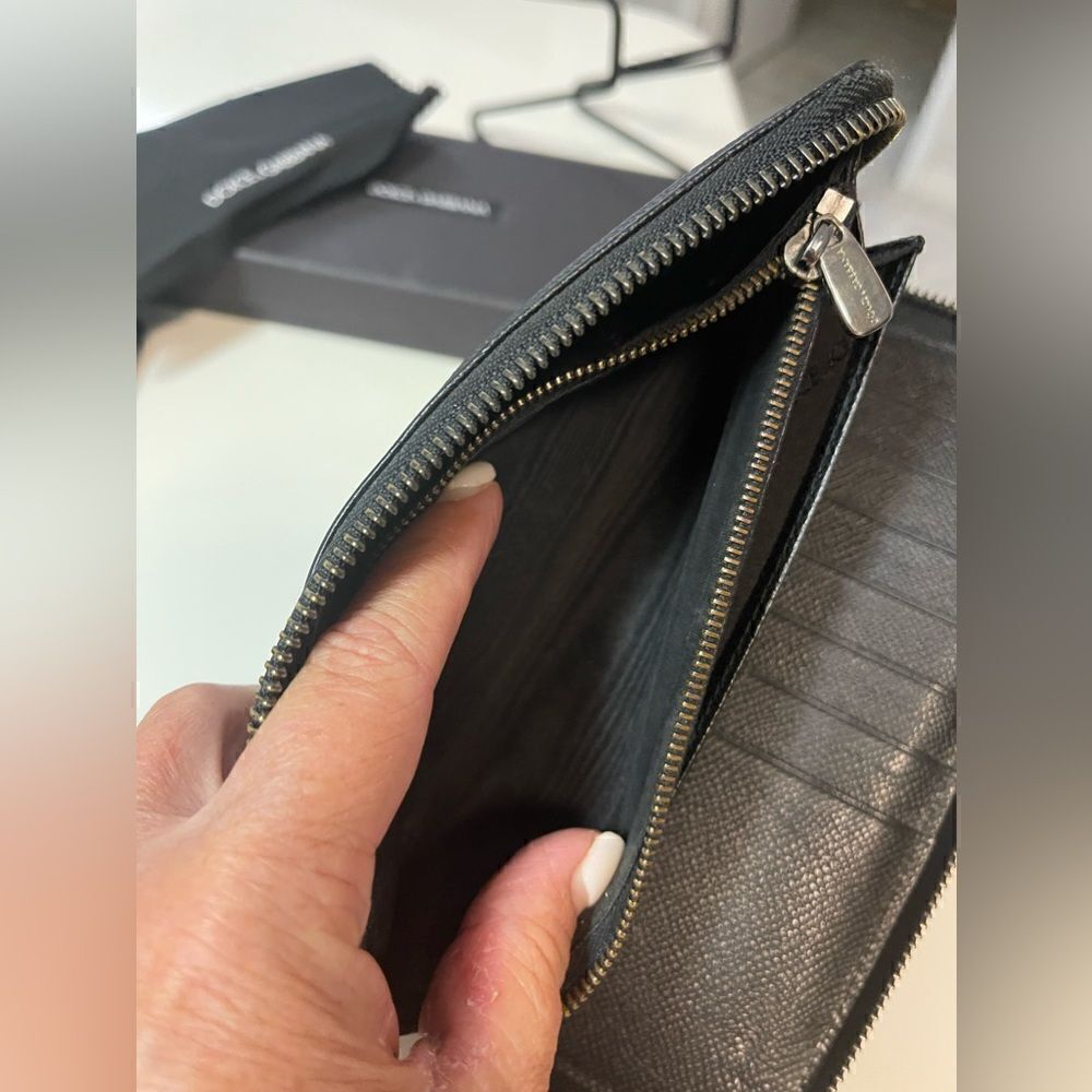 DOLCE & GABBANA Black Dauphine Zip Around Wallet. Calf Skin. Full inclusion. - Picture 7 of 9